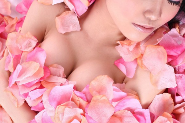 Because of playing basketball, Shang Tang Lian's white face climbed pink, and it looked pink, tender and beautiful. The whole face became more white and delicate, like a peach.