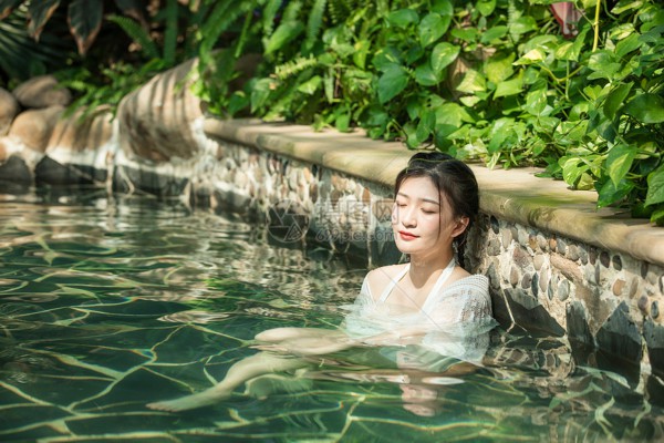 She had vascular lesions in her brain, and at that time, she needed to race against time to save her life. The preoperative preparation was hasty, and the optic nerve was compressed and lost after the European porcelain operation.